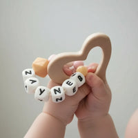 anneau de dentition personnalisé en bois et silicone motif coeur en bois 