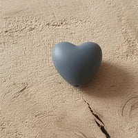 Perle coeur en silicone gris anthracite pour attache tétine 