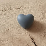 Perle coeur en silicone gris anthracite pour attache tétine 