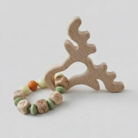 Anneau de dentition cerf en bois naturel de 9 cm avec perles en silicone vert sauge et rouille, accessoire de dentition pour bébé.