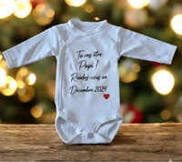 Body bébé blanc personnalisé pour annonce grossesse mamie papie posé à plat.
