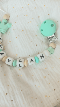 vidéo présentant une attache tetine silicone mam personnalisée