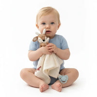 doudou attache tetine  avec cerf en crochet fait main et lange en gaze de coton, lanière de fixation compatible attache tetine MAM.