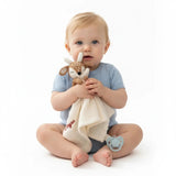 doudou attache tetine  avec cerf en crochet fait main et lange en gaze de coton, lanière de fixation compatible attache tetine MAM.