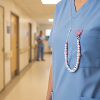 attache tétine blouse pour infirmière 