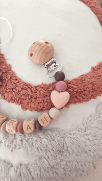 attache tétine en silicone et bois avec motif et couleur tendance 