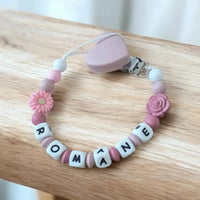 attache tetine clip en silicone rose thé et rose clair avec prénom bébé pour sucette 