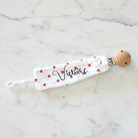 attache tetine en gaz de coton blanc et petit coeur rouge personnalisée