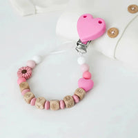 Attache tétine artisanale avec perles en silicone blush et perles en bois naturel munie d'un clip lilas et d'un adaptateur Mam.