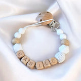 attache tetine personnalisé en bois et silicone blanc et perle crochet 
