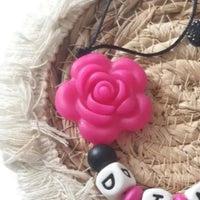 attache tétine personnalisé fushia perle grande fleur rose