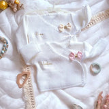 brassière en laine blanche pour bébé idée cadeau personnalisé au prénom de l'enfant