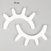 Découvrez nos cils en bois de 30 cm pour une déco murale unique. Pose facile avec autocollants inclus. Couleurs or pailleté, blanc ou rose. Livraison rapide.