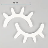 Découvrez nos cils en bois de 30 cm pour une déco murale unique. Pose facile avec autocollants inclus. Couleurs or pailleté, blanc ou rose. Livraison rapide.