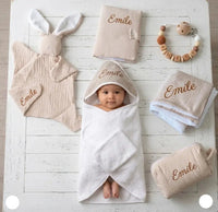 présentant d'un coffret cadeau naissance pour bébé 6 pièces de couleur sablé 