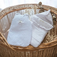 coffret cadeaux naissance pour bébé de couleur blanc minky pour de la naissance à 7 mois présenté dans un panier osier