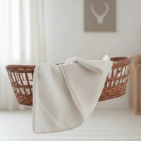 La Couverture Bébé Réversible Luxe : Gaze de Coton & Sherpa Blanche Personnalisée