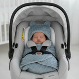 présentation d'une couverture emmaillotage minky bleu avec une bébé a l'interieur super technique d'emmaillotage bébé