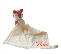 doudou en crochet écureuil avec son lange personnalisé