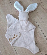 doudou lapin plat beige poser à plat sur une table 