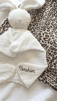 Optez ce magnifique doudou lapin en gaz de coton de couleur blanc sans visage pour votre enfant !