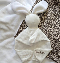 Optez ce magnifique doudou lapin en gaz de coton de couleur blanc sans visage  pour votre enfant !