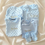 Ensemble complet grenouillère bébé 5 pièces bleu clair personnalisé en coton et minky avec body, bavoir, bonnet et moufles.
