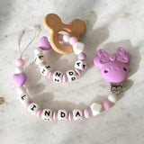 Attache tetine et anneau de dentition lilas en silicone personnalisé pour bébé.