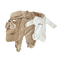 Ensemble bébé naissance personnalisé, avec un bonnet, une grenouillère, des moufles, et un body 