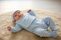 Ensemble complet grenouillère bébé 5 pièces bleu clair personnalisé en coton et minky avec body, bavoir, bonnet et moufles.