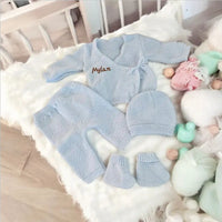 ensemble de laine pour bebe personnalisé avec le prénom de bébé