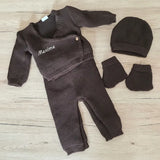 Ensemble bébé laine marron comprenant une brassière en tricot avec bouton en bois, un pantalon, un bonnet et des chaussons assortis.
