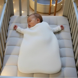 Découvrez notre gigoteuse naissance bébé blanc lait TOG 2.5. Turbulette 60x40 cm avec doublure polaire et personnalisation par flocage. Un cocon de pureté et de douceur pour votre bébé.