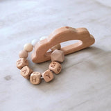 Hochet dentition nuage personnalise prenom bebe en silicone et bois, jouet eveil naturel et attache tetine assortie, sans le clip et la tetine.