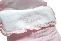 nid d'ange en gaze de coton rose clair. Cette matière noble, naturellement gaufrée, offre un toucher d'une douceur infinie, idéal pour la peau sensible des nouveau-nés