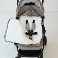Découvrez notre nid d'ange cosy au motif léopard, l'accessoire de naissance indispensable alliant style et confort absolu.