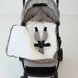 Découvrez notre nid d'ange cosy au motif léopard, l'accessoire de naissance indispensable alliant style et confort absolu.