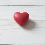 Perle coeur en silicone rouge pour attache tétine 