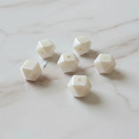 perle blanche nacré hexagonal de 17 mm en silicone 