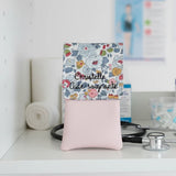 pochette avec aimant infirmière de couleur rose florale