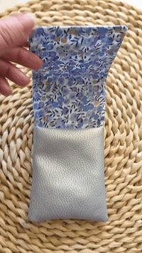pochette pour infirmière aimantée a porter sur une blouse pour organiser ses stylos 