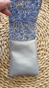 Cette pochette infirmière aimantée au motif Liberty bleuté est l'accessoire idéal pour allier esthétisme et fonctionnalité lors de vos tournées de soins. Découvrez tout nos modèles.