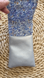 Cette pochette infirmière aimantée au motif Liberty bleuté est l'accessoire idéal pour allier esthétisme et fonctionnalité lors de vos tournées de soins. Découvrez tout nos modèles.