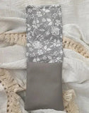 Pochette Infirmière aimantée et personnalisée, coloris argenté et blanc, motif fleur blanche. Organiseur de poche en simili cuir. Pochette intérieur