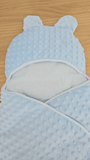 présentation d'une couverture technique d'emmaillotage bébé bleu en minky 