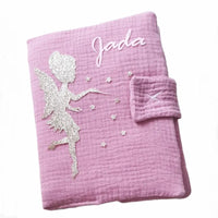 Protège carnet de santé molletonné couleur framboise avec motif de petite fée magique.