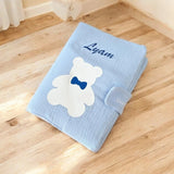 Protège carnet de santé bleu en gaze de coton molletonné avec motif petit ours et personnalisation par flocage."