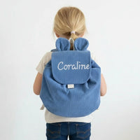 sac a dos fille maternelle personnalisé avec prénom couleur bleu foncer vu de dos porter par une fille