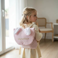 Sac a dos maternelle fille porter par un enfant avec oreille de lapin de couleur rose en gaz de coton