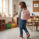 sac a dos maternelle fille personnalisable en velours rose porter par un enfant maternelle